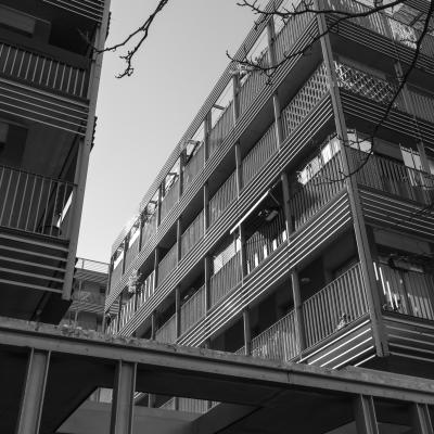 Edificios frente al centro comercial La Salera en blanco y negro