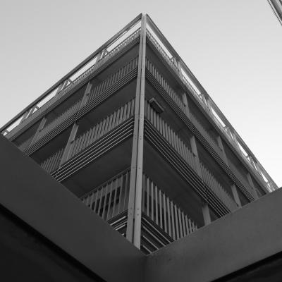 Edificios frente al centro comercial La Salera