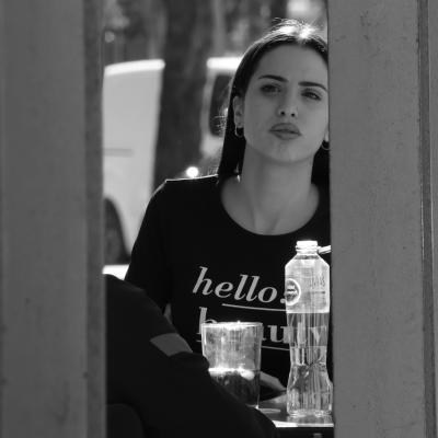 Mujer esperando a que aparezca el camarero