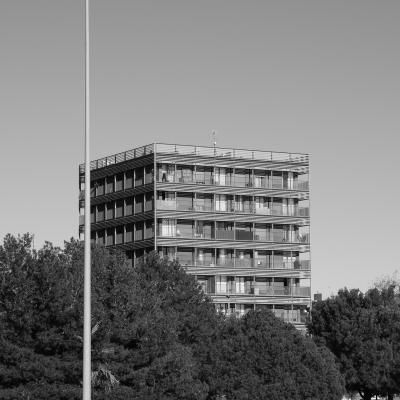 Atardecer con la luna sobre el edificio