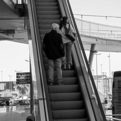 Pareja en las escaleras mecánicas