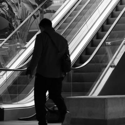 Joven sube al centro comercial
